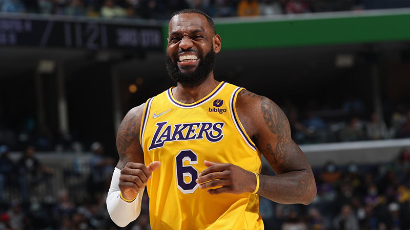 LeBron James agrees to 2-year contract extension with Lakers